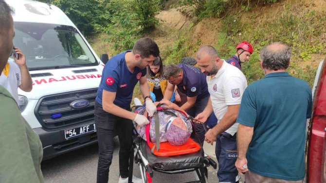 Kontrolden çıkan otomobil yan yattı: 3 yaralı