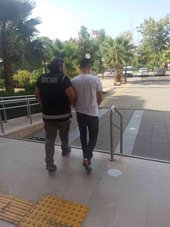 Nazilli’de otomobil gizlenmiş 9 adet silah ele geçirildi