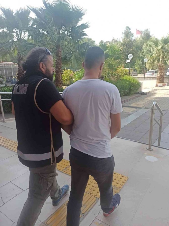 Nazilli’de otomobil gizlenmiş 9 adet silah ele geçirildi