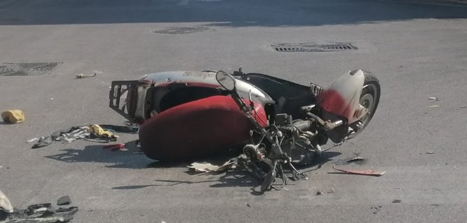 Otomobil ile motosiklet çarpıştı: Baba ve oğlu ölümden döndü