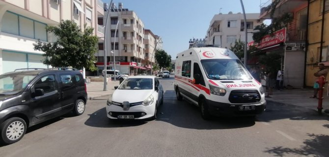 Otomobil ile motosiklet çarpıştı: Baba ve oğlu ölümden döndü