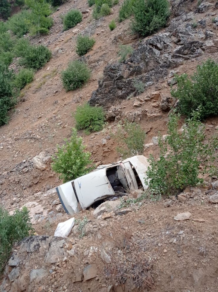 Otomobil uçuruma düştü: 2 yaralı