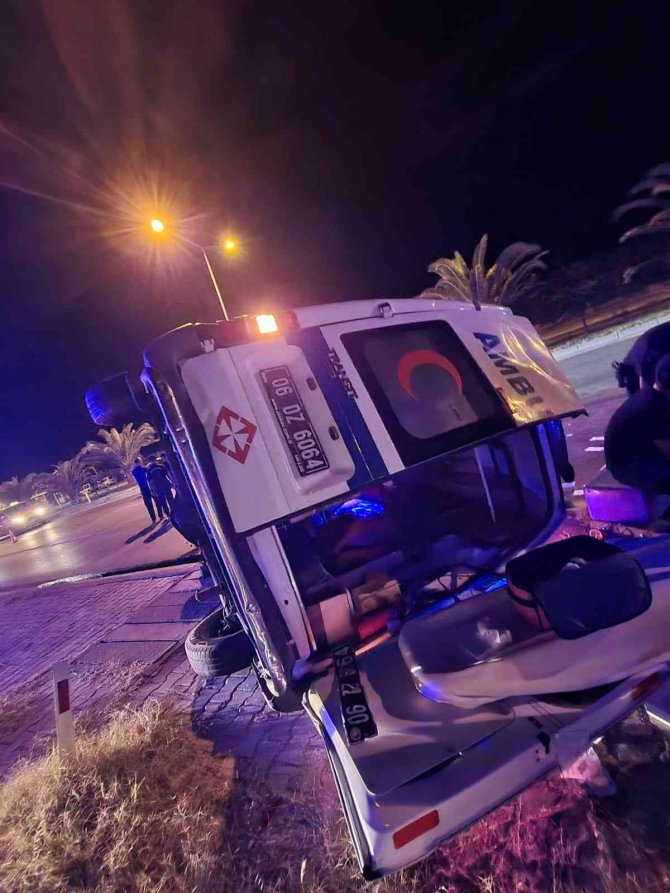 Otomobilin çarptığı ambulansta 3 kişi yaralandı