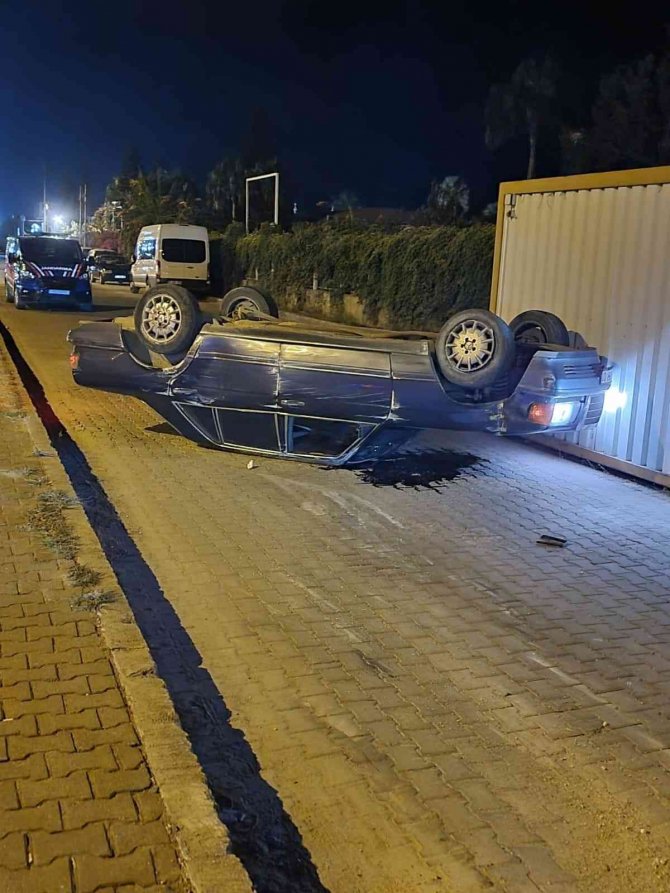 Otomobilin çarptığı ambulansta 3 kişi yaralandı