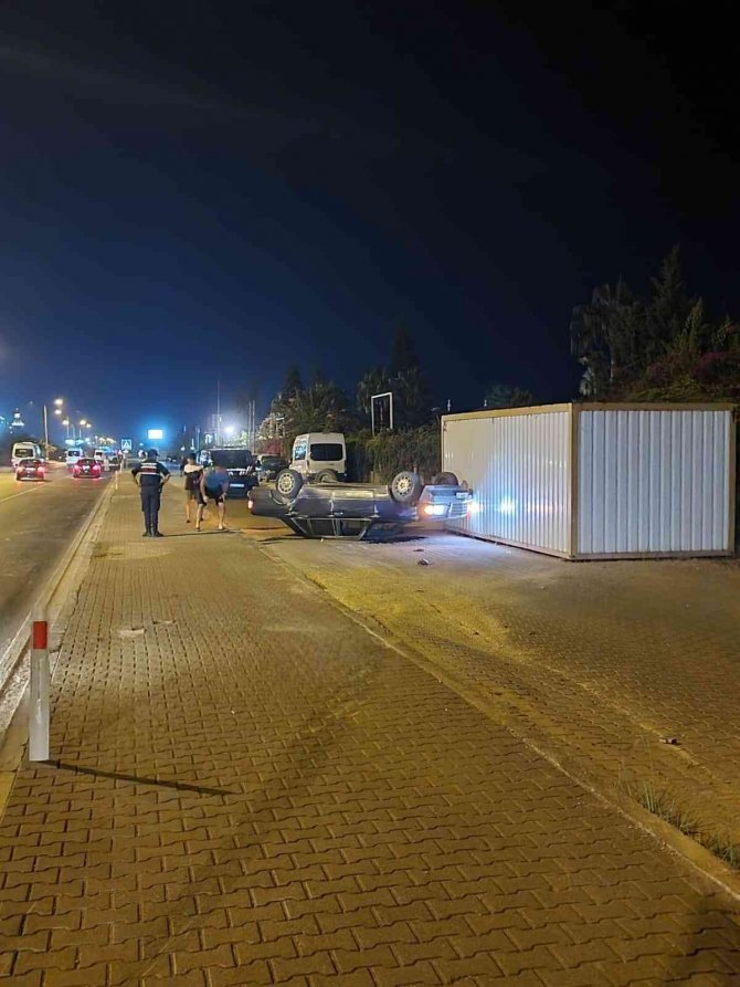 Otomobilin çarptığı ambulansta 3 kişi yaralandı