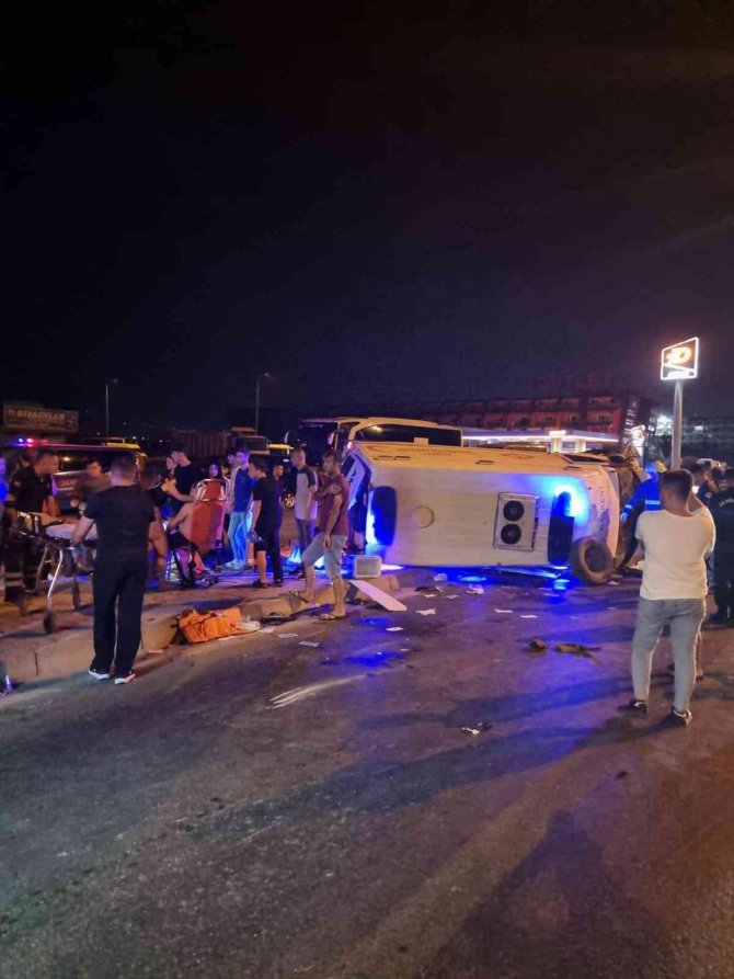 Otomobilin çarptığı ambulansta 3 kişi yaralandı