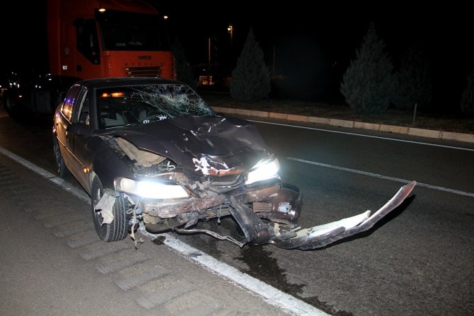 Otomobilin çarptığı anne-oğul hayatını kaybetti