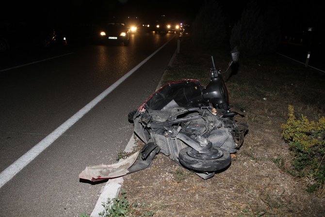 Otomobilin çarptığı anne-oğul hayatını kaybetti