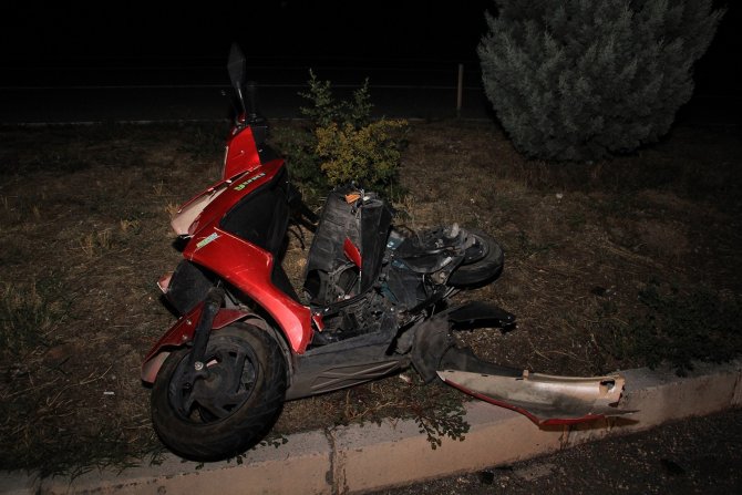 Otomobilin çarptığı anne-oğul hayatını kaybetti