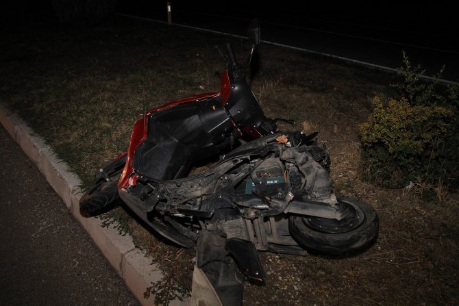 Otomobilin çarptığı anne-oğul hayatını kaybetti