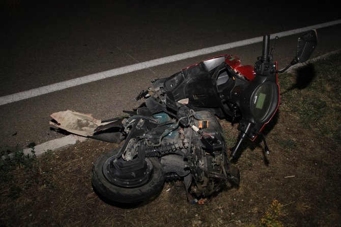 Otomobilin çarptığı anne-oğul hayatını kaybetti