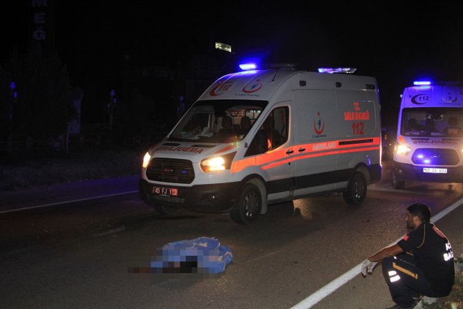 Otomobilin çarptığı anne-oğul hayatını kaybetti