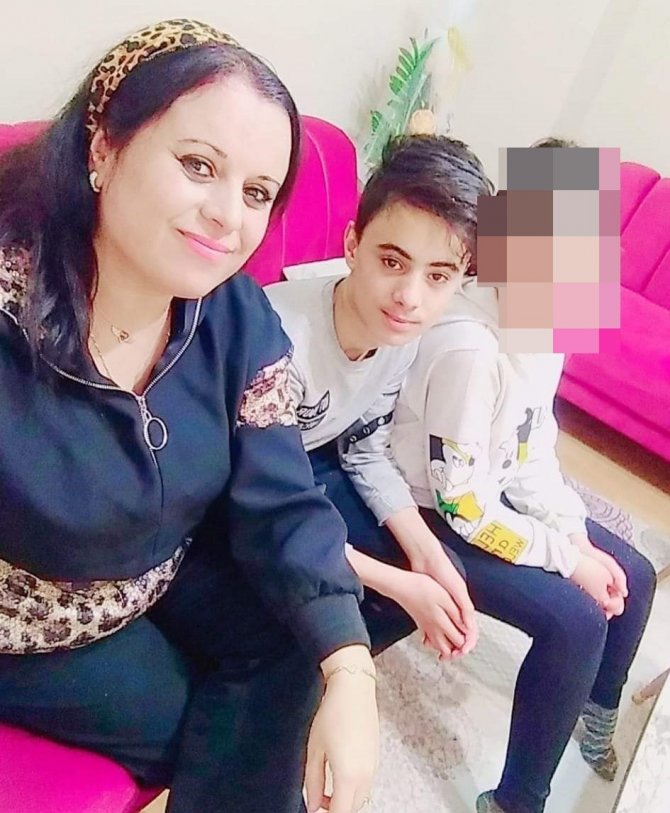 Otomobilin çarptığı anne-oğul hayatını kaybetti