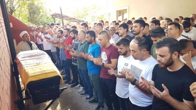 Otomobiliyle 70 metre sürüklenip hayatını kaybeden genç toprağa verildi