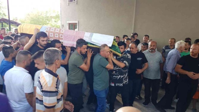 Otomobiliyle 70 metre sürüklenip hayatını kaybeden genç toprağa verildi