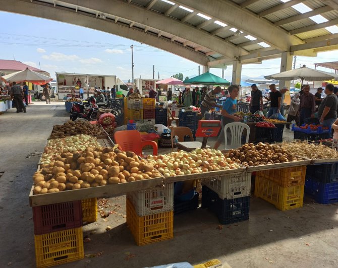 Pazarda patates satarak kazandığı altınlarını çaldılar