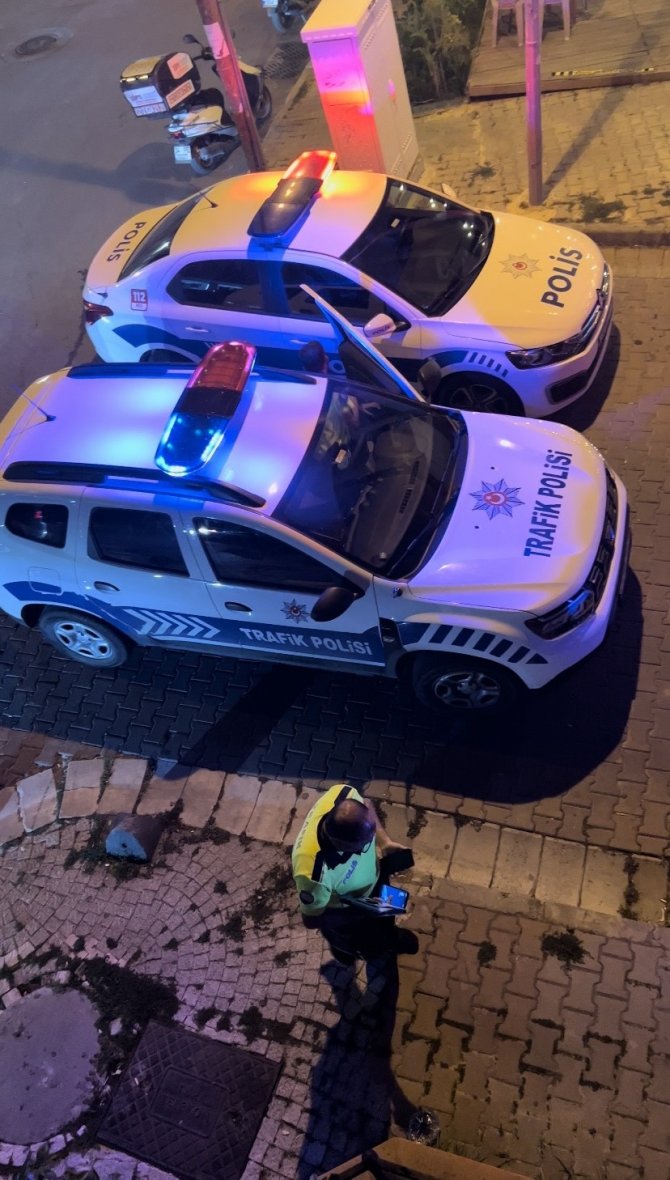 Polisten kaçan otomobil park halindeki araçlara çarptı