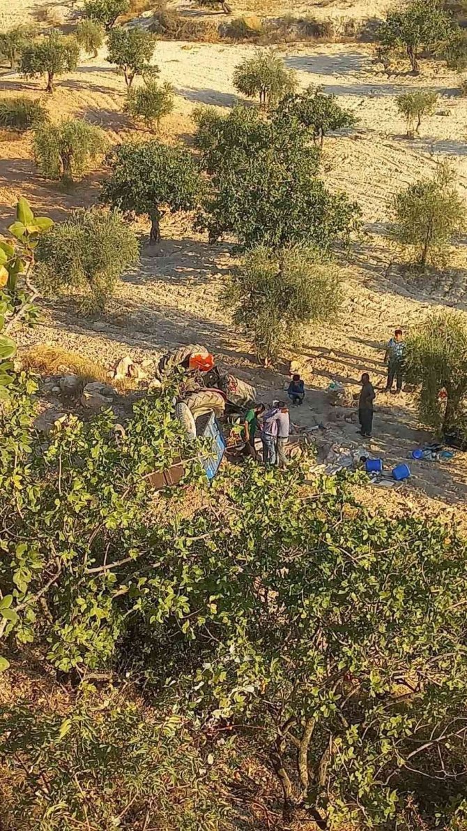 Tarım işçilerini taşıyan traktör şarampole uçtu: 2 ölü, 5 yaralı