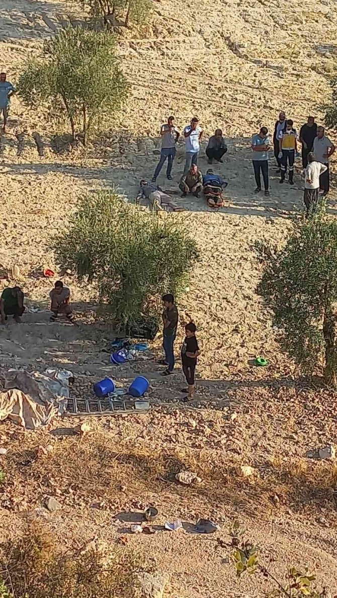 Tarım işçilerini taşıyan traktör şarampole uçtu: 2 ölü, 5 yaralı