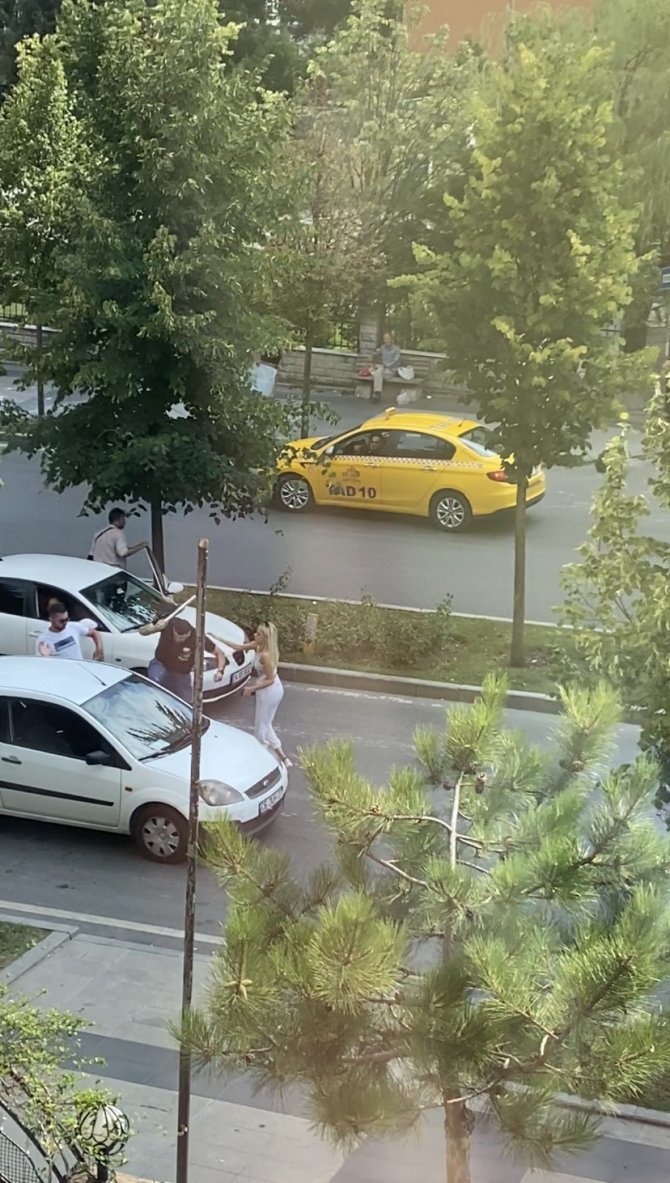 Trafikte sopalı maganda dehşeti kamerada