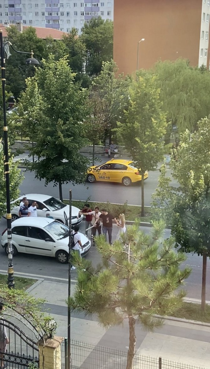 Trafikte sopalı maganda dehşeti kamerada