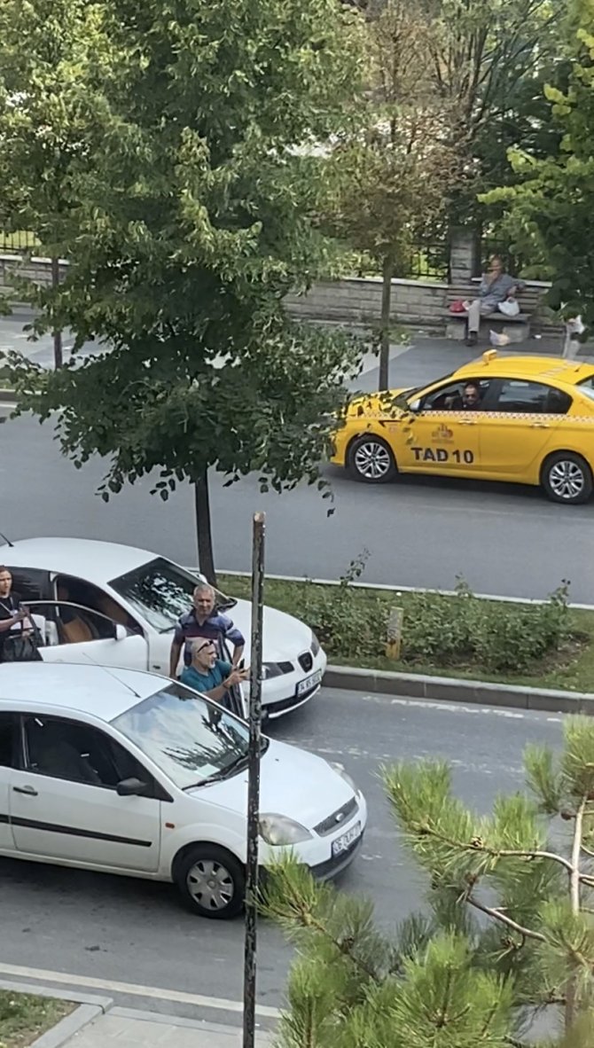 Trafikte sopalı maganda dehşeti kamerada