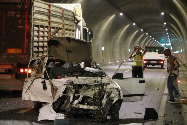 Tünelde takla atan otomobilden fırlayan sürücü ağır yaralandı