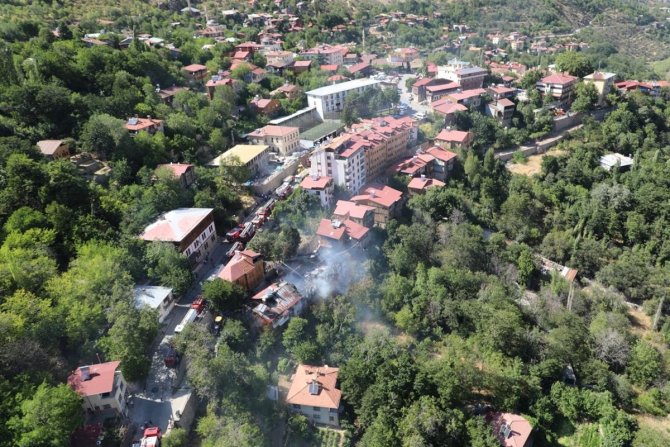 Turistik ilçe Kemaliye’de 5 kültürel varlık statüsündeki tarihi evin yandığı yangın söndürüldü