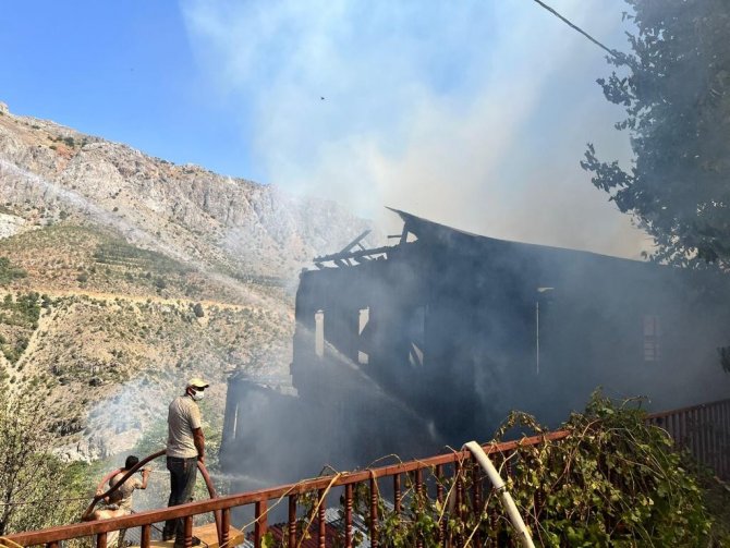 Turistik ilçe Kemaliye’de 5 kültürel varlık statüsündeki tarihi evin yandığı yangın söndürüldü