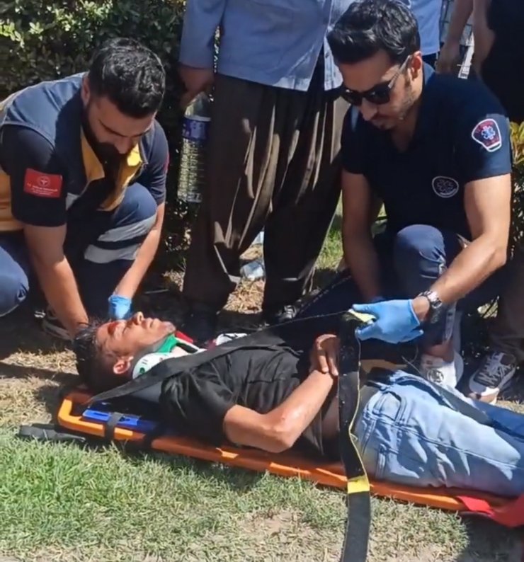 Yaya geçidindeki motosiklete, otomobil çarptı; kaza anı kamerada