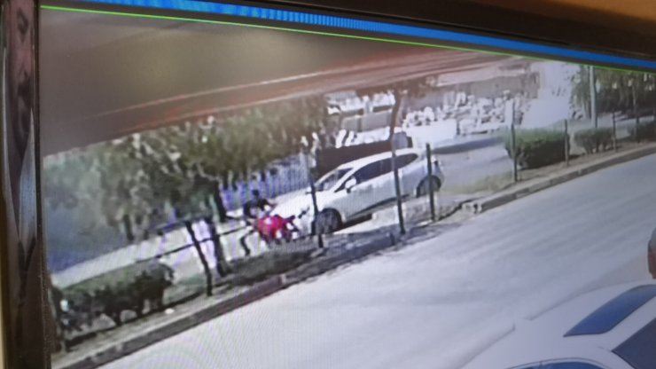 Yaya geçidindeki motosiklete, otomobil çarptı; kaza anı kamerada