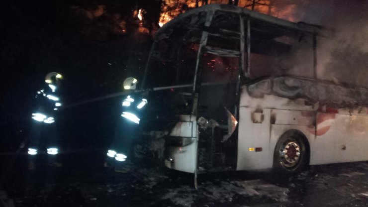 Yolcu otobüsündeki yangın, ormana sıçradı