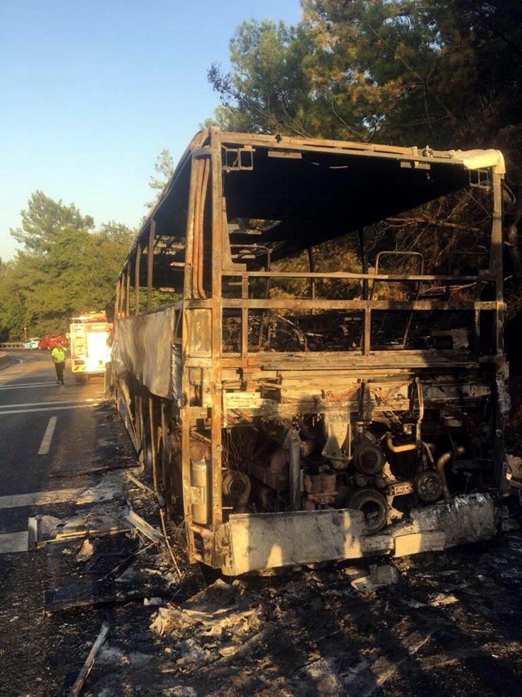 Yolcu otobüsündeki yangın, ormana sıçradı