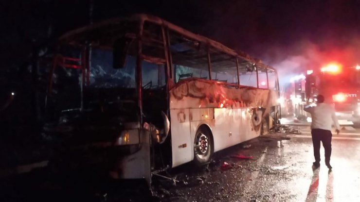 Yolcu otobüsündeki yangın, ormana sıçradı
