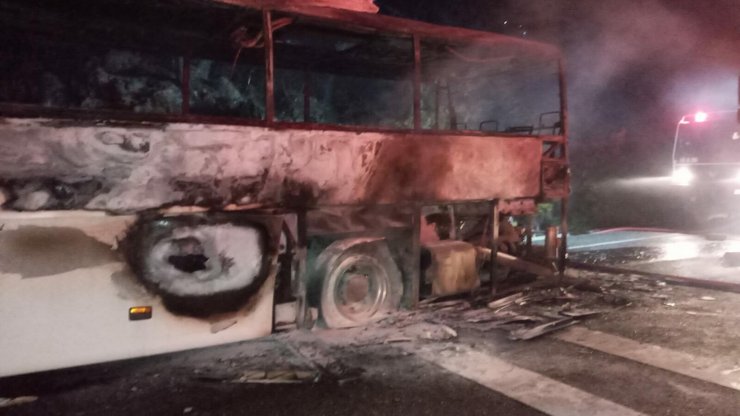 Yolcu otobüsündeki yangın, ormana sıçradı