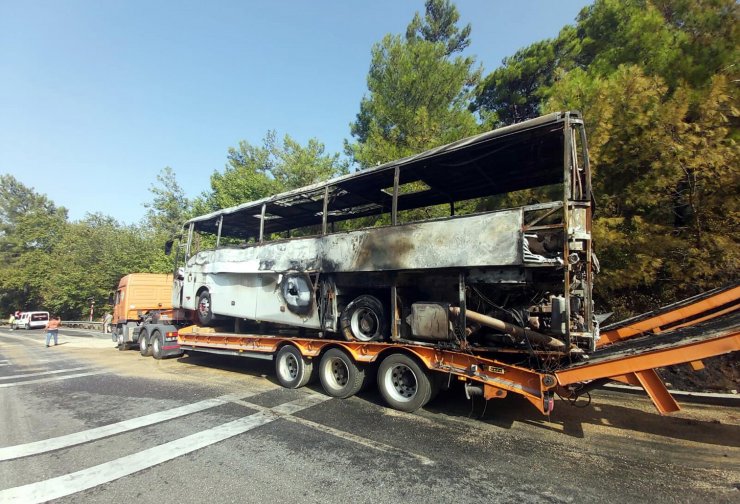 Yolcu otobüsündeki yangın, ormana sıçradı
