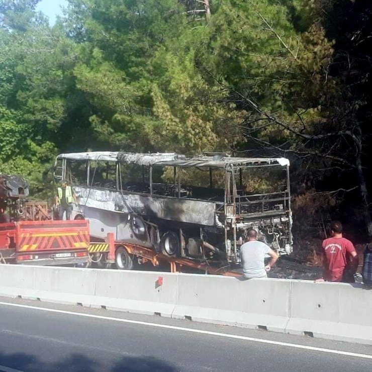 Yolcu otobüsündeki yangın, ormana sıçradı