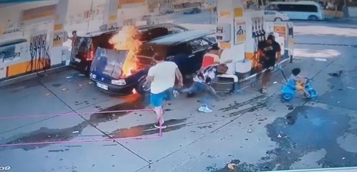 Akaryakıt istasyonunda otomobilin alev aldığı anlar kamerada