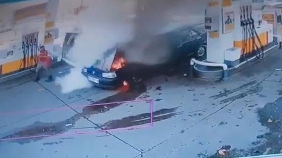 Akaryakıt istasyonunda otomobilin alev aldığı anlar kamerada
