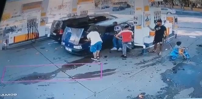 Akaryakıt istasyonunda otomobilin alev aldığı anlar kamerada