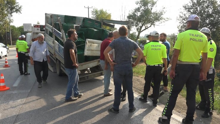 Belediye otobüsü, arızalanan kamyonete çarptı; 2'si ağır, 21 yaralı