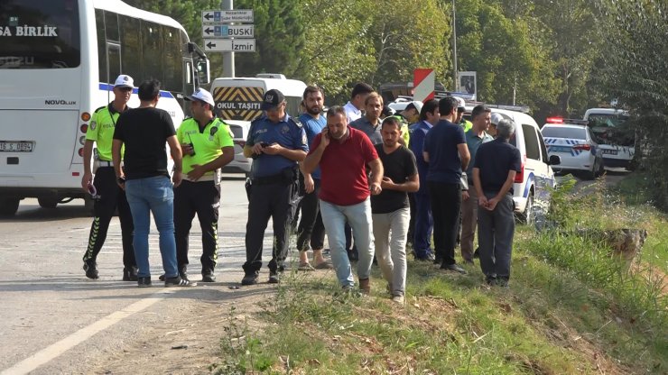 Belediye otobüsü, arızalanan kamyonete çarptı; 2'si ağır, 21 yaralı