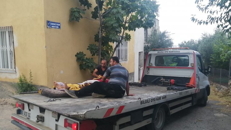 Çardaktan düşüp belini kırdı, tedavi sonrası kontrole çekiciyle götürüldü
