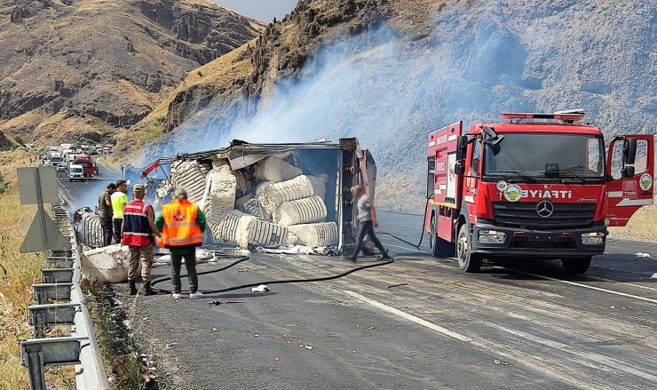 Çarpışan TIR ile kamyon alev aldı; yol ulaşıma kapandı