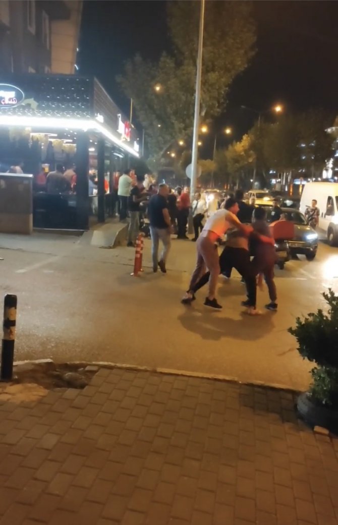 Çorbacıda yan bakma kavgası sokağa taştı, acımasızca saldırdılar