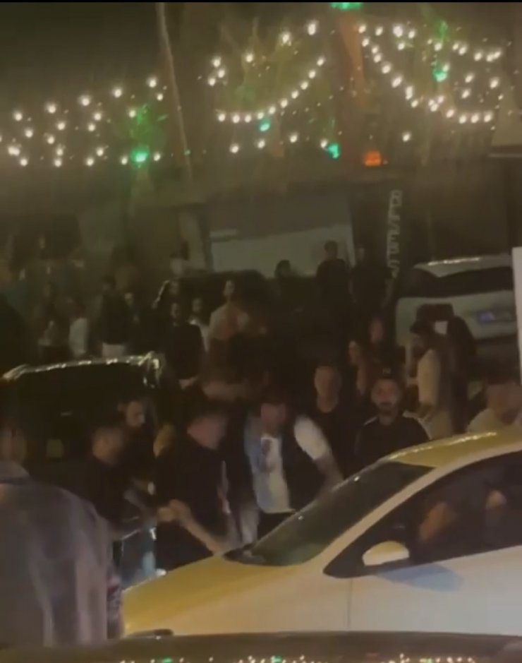 Eğlence mekanı önünde darbettiler; o anlar kamerada