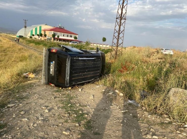 Hafif ticari araç şarampole düştü: 2’si ağır 5 yaralı