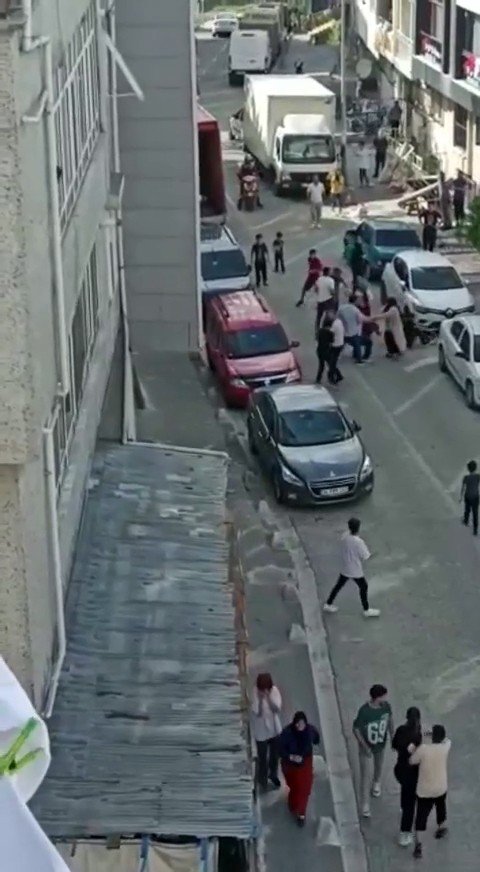 Kadınların kavgasına erkekler de dâhil oldu, ortalık savaş alanına döndü