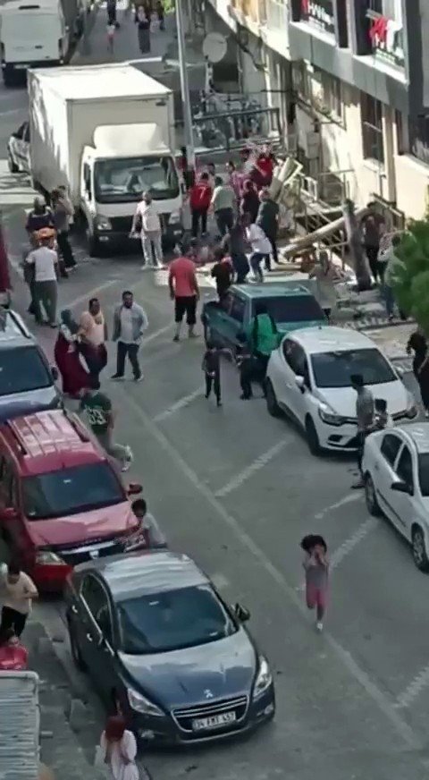 Kadınların kavgasına erkekler de dâhil oldu, ortalık savaş alanına döndü