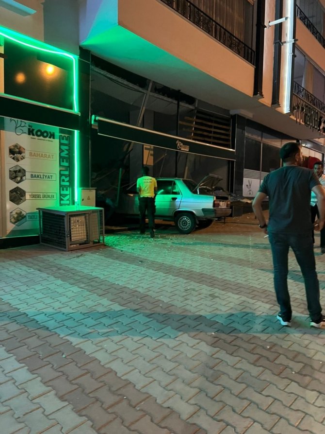 Kontrolden çıkan araç iş yerine girdi